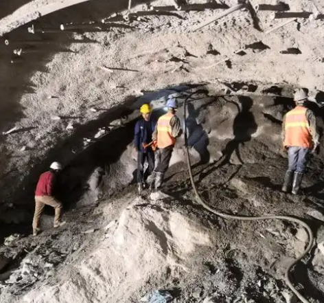 阿里拱顶带模注浆料的施工流程及注意事项